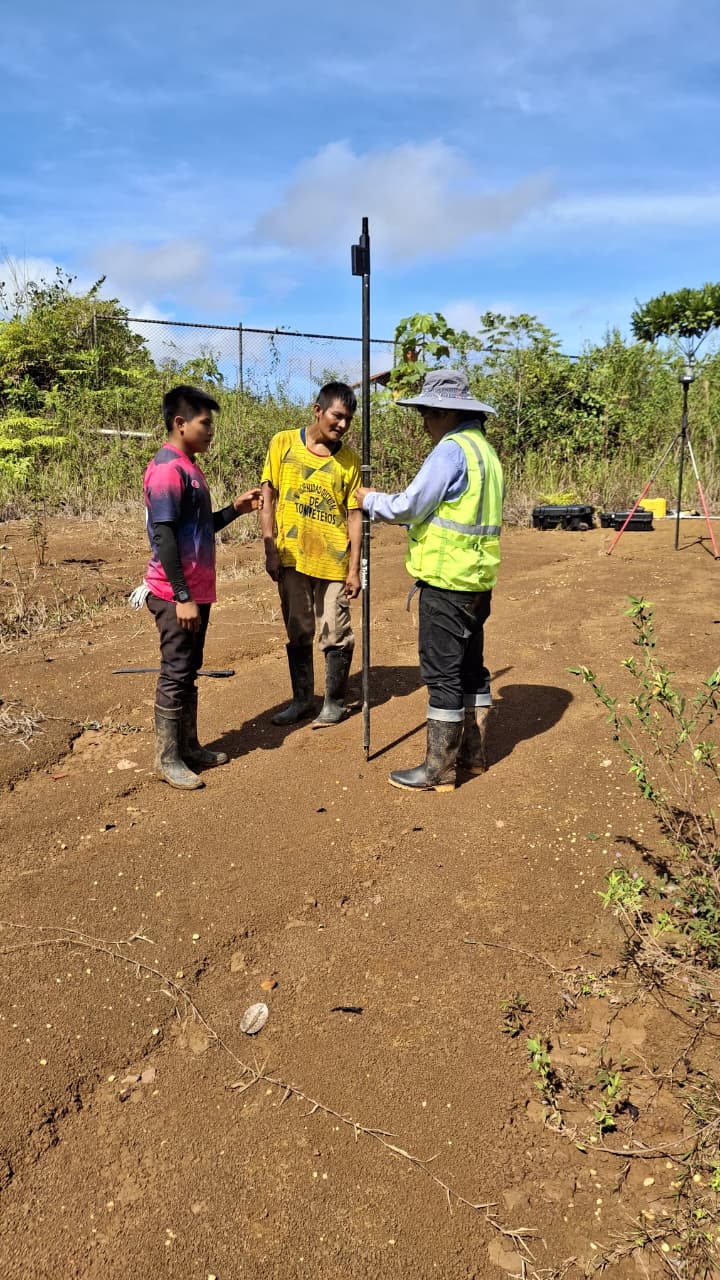 Field team working with a ROLAVI GNSS receiver